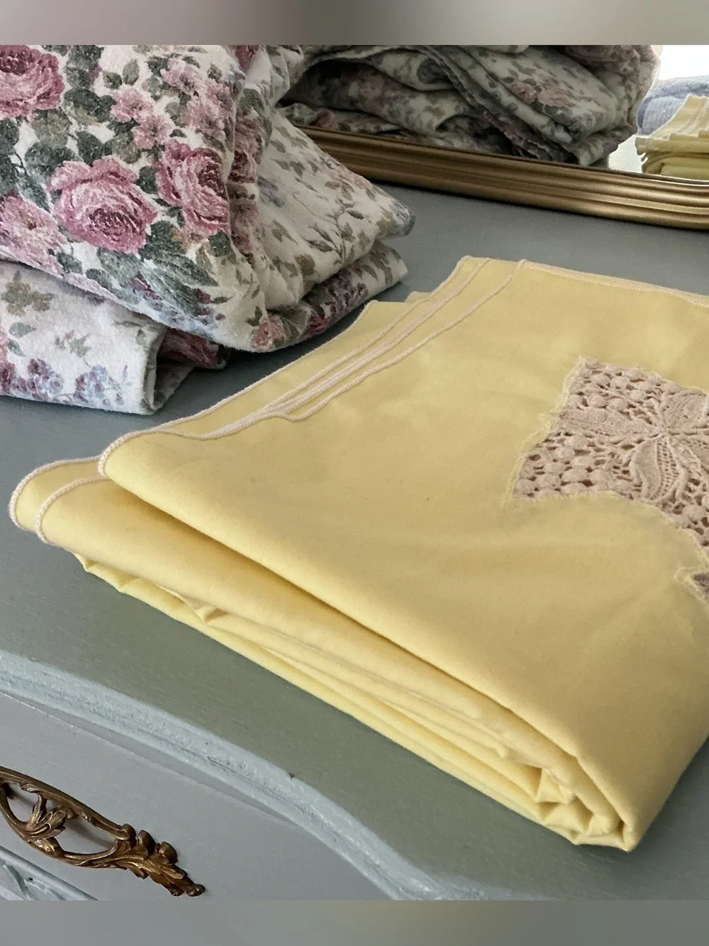 🔹 Antique Hand tatted Lace Lemon-y Linen Tablecloth